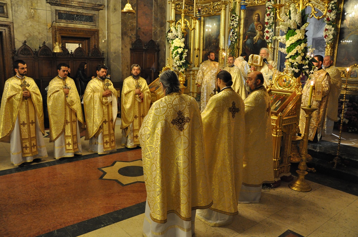 Liturghie în catedrala Sfintei Parascheva din Iaşi