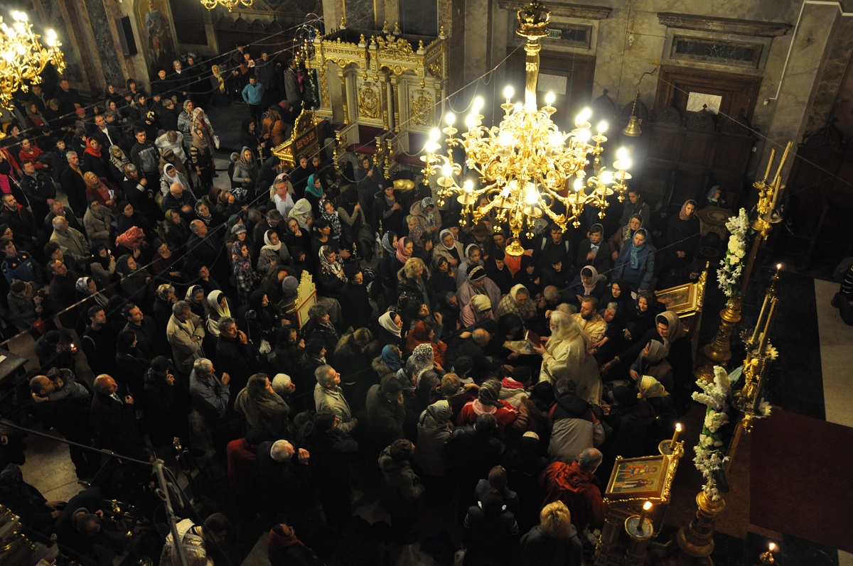 Liturghie în catedrala Sfintei Parascheva din Iaşi