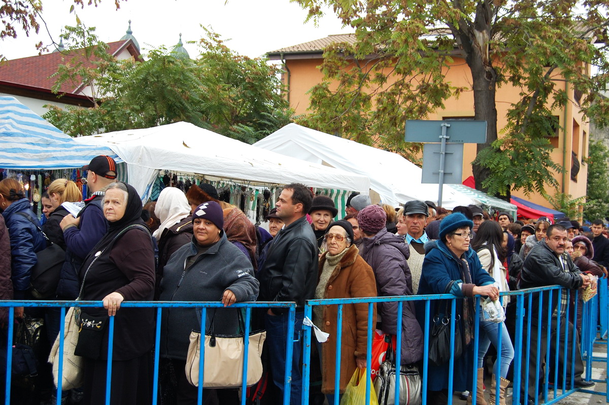 Mamele se roagă Sfintei Parascheva