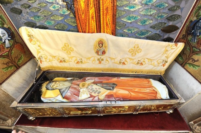 Ocrotitorul Bucureştilor îşi aşteaptă credincioşii în haine de sărbătoare