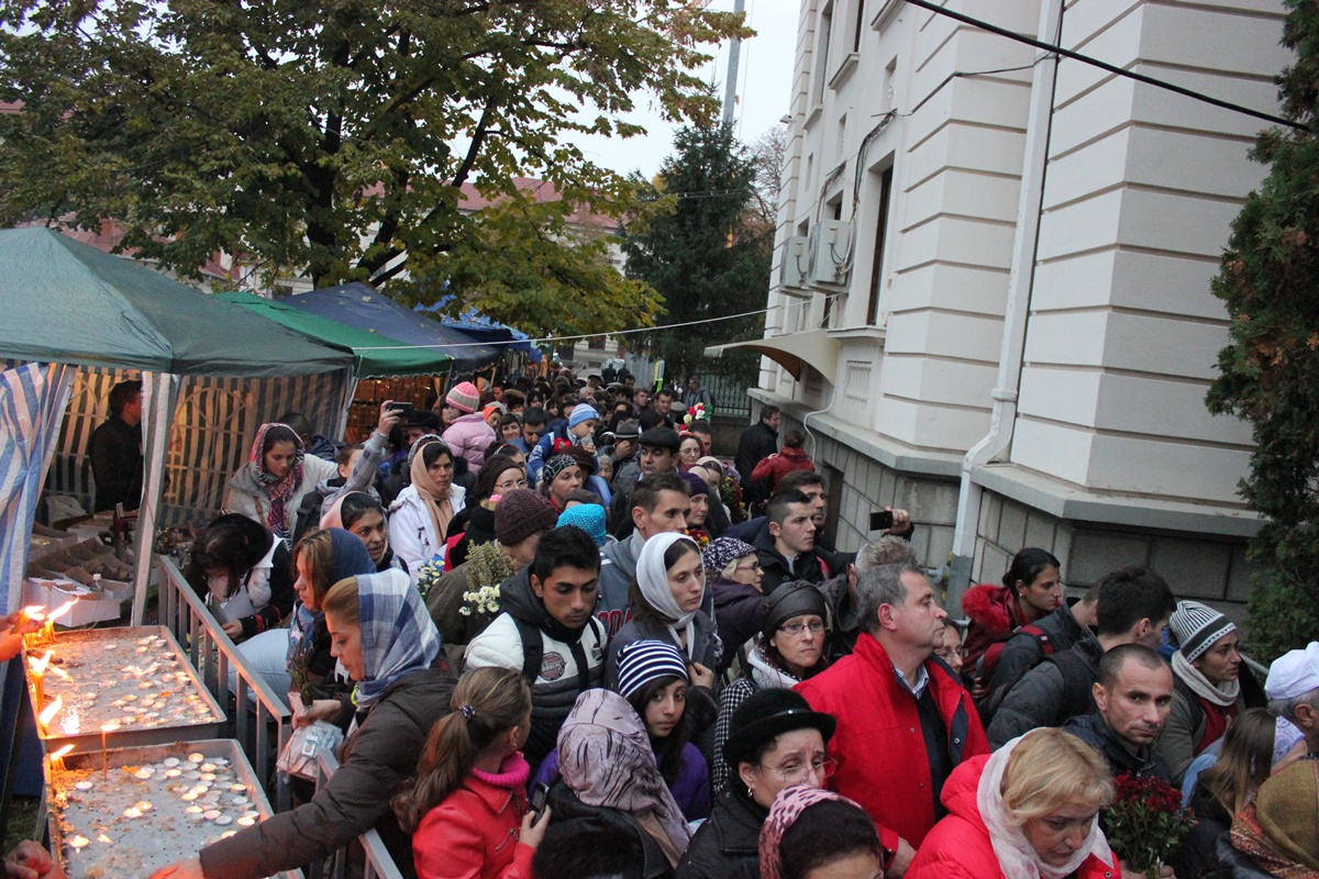 Jertfă şi mărturisire la moaştele Sfintei Parascheva Jertfă şi mărturisire la moaştele Sfintei Parascheva