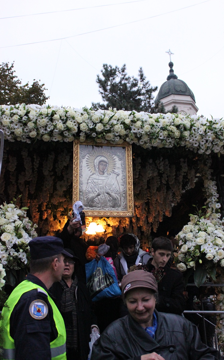 Jertfă şi mărturisire la moaştele Sfintei Parascheva Jertfă şi mărturisire la moaştele Sfintei Parascheva