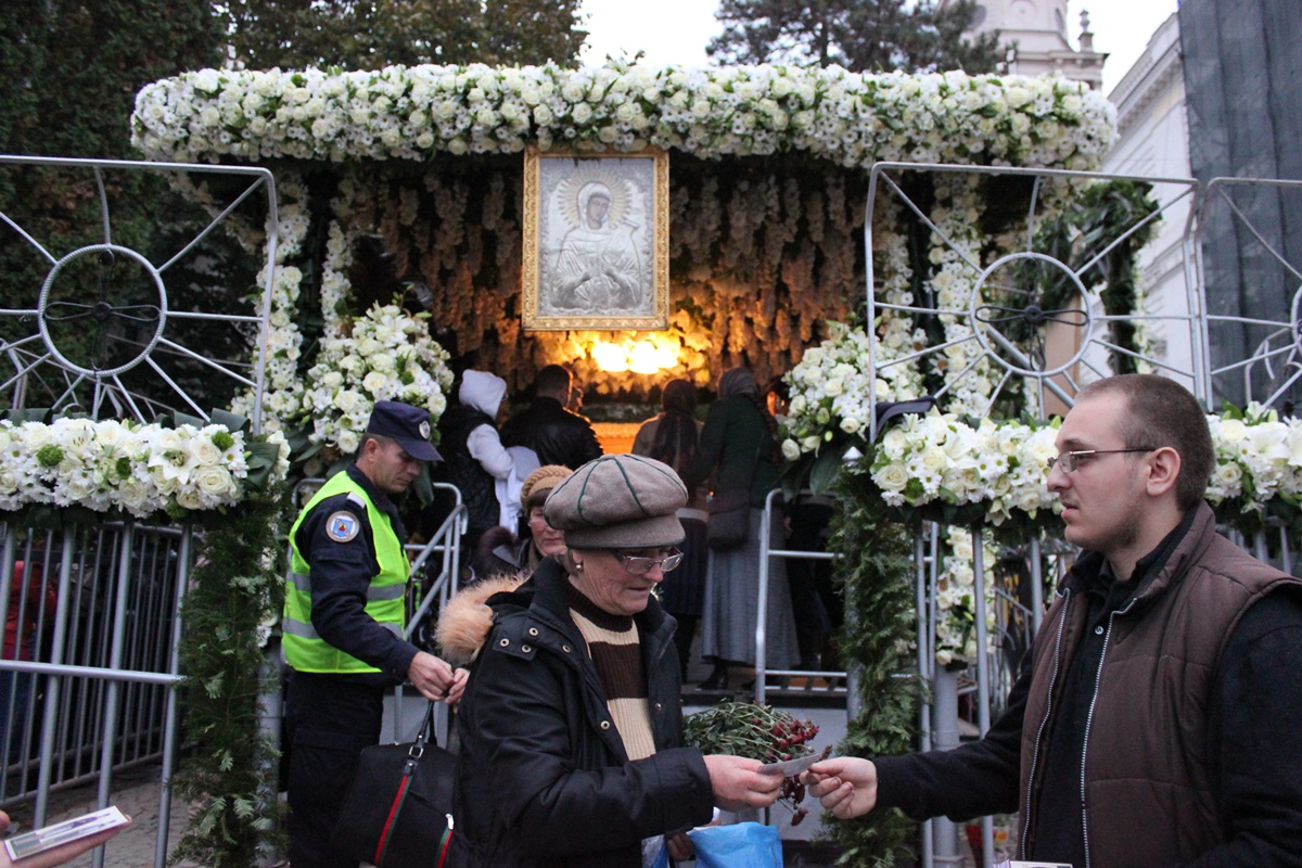 Jertfă şi mărturisire la moaştele Sfintei Parascheva Jertfă şi mărturisire la moaştele Sfintei Parascheva