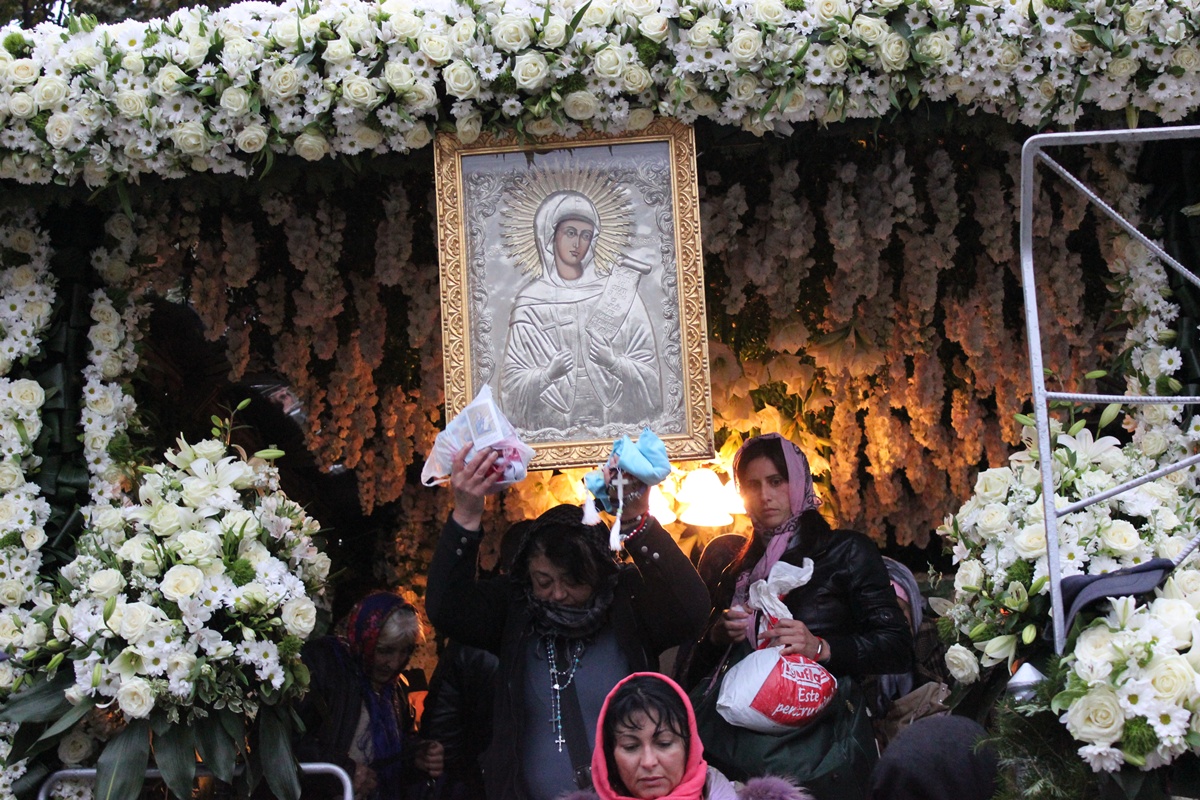 Jertfă şi mărturisire la moaştele Sfintei Parascheva Jertfă şi mărturisire la moaştele Sfintei Parascheva