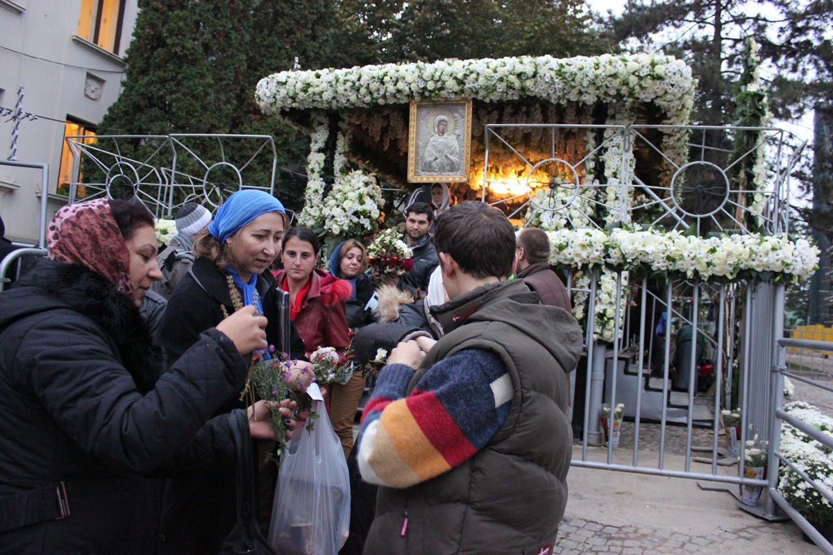 Jertfă şi mărturisire la moaştele Sfintei Parascheva Jertfă şi mărturisire la moaştele Sfintei Parascheva