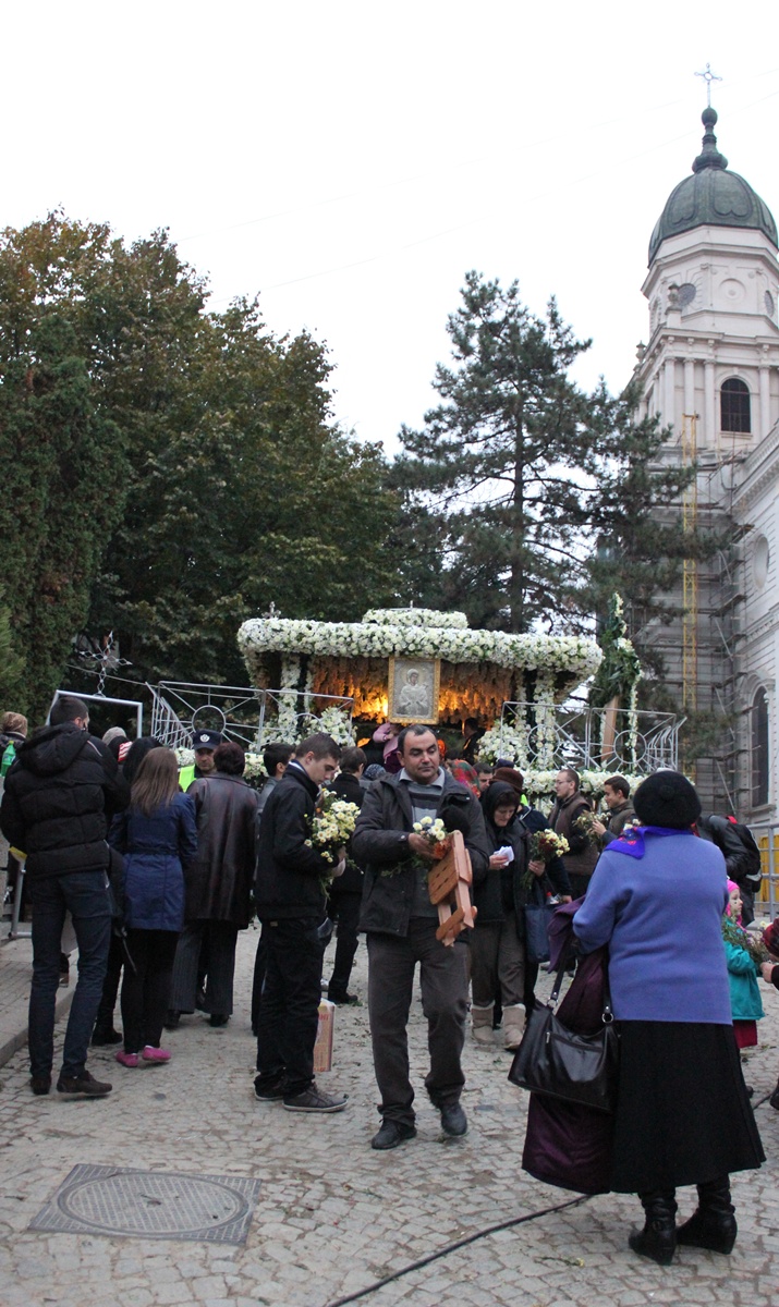 Jertfă şi mărturisire la moaştele Sfintei Parascheva Jertfă şi mărturisire la moaştele Sfintei Parascheva