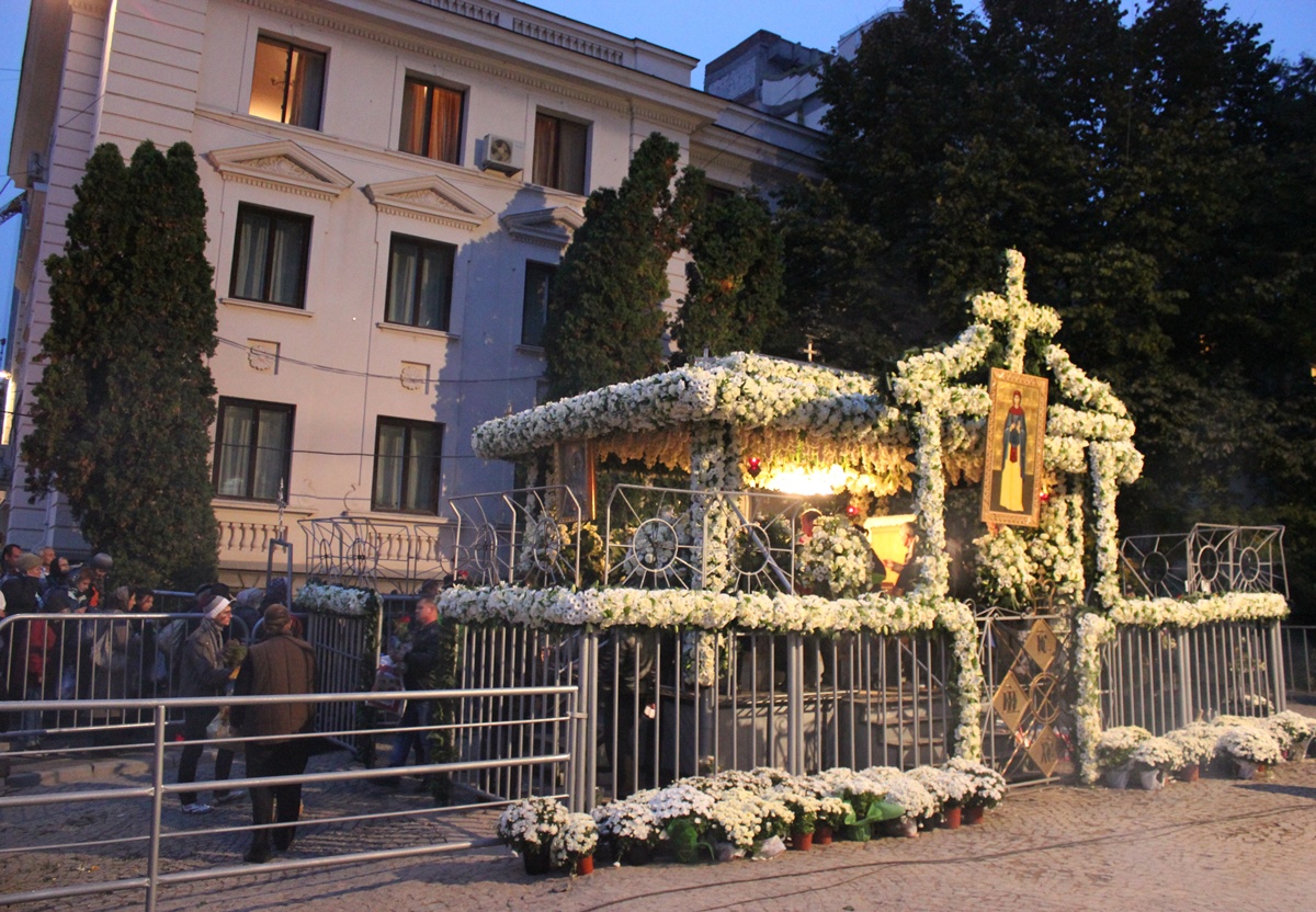 Jertfă şi mărturisire la moaştele Sfintei Parascheva Jertfă şi mărturisire la moaştele Sfintei Parascheva