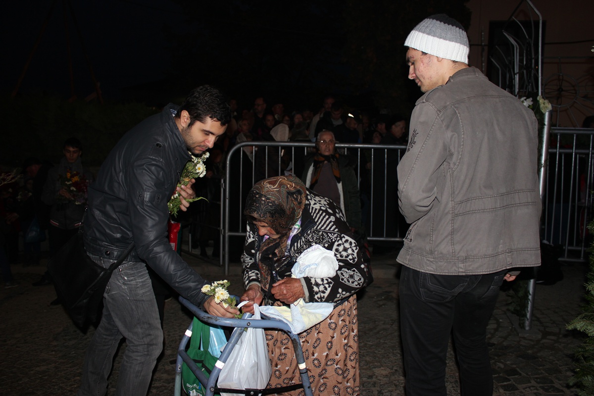 Jertfă şi mărturisire la moaştele Sfintei Parascheva Jertfă şi mărturisire la moaştele Sfintei Parascheva