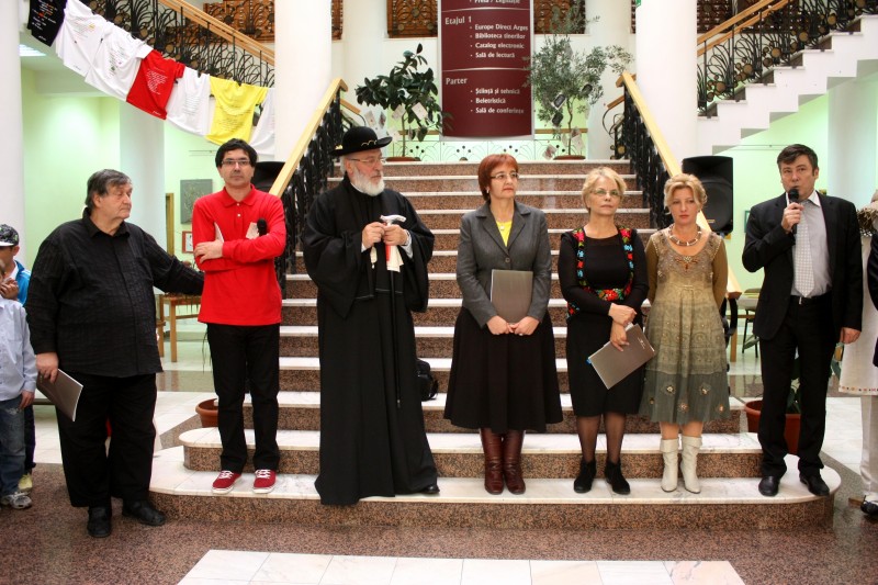 „Poeme de îmbrăcat, degustat și agățat pe perete”, expoziție la Pitești