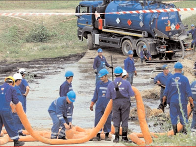 Un pârâu a fost poluat cu țiței în Argeș