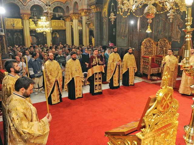 Slujbă de Priveghere la Catedrala Patriarhală în cinstea Sfintei Cruci și a Sfinților Împărați Constantin și Elena