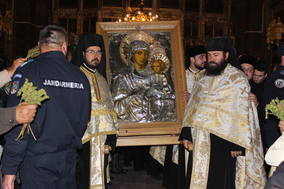 Sfânta Parascheva a ieşit în întâmpinarea pelerinilor