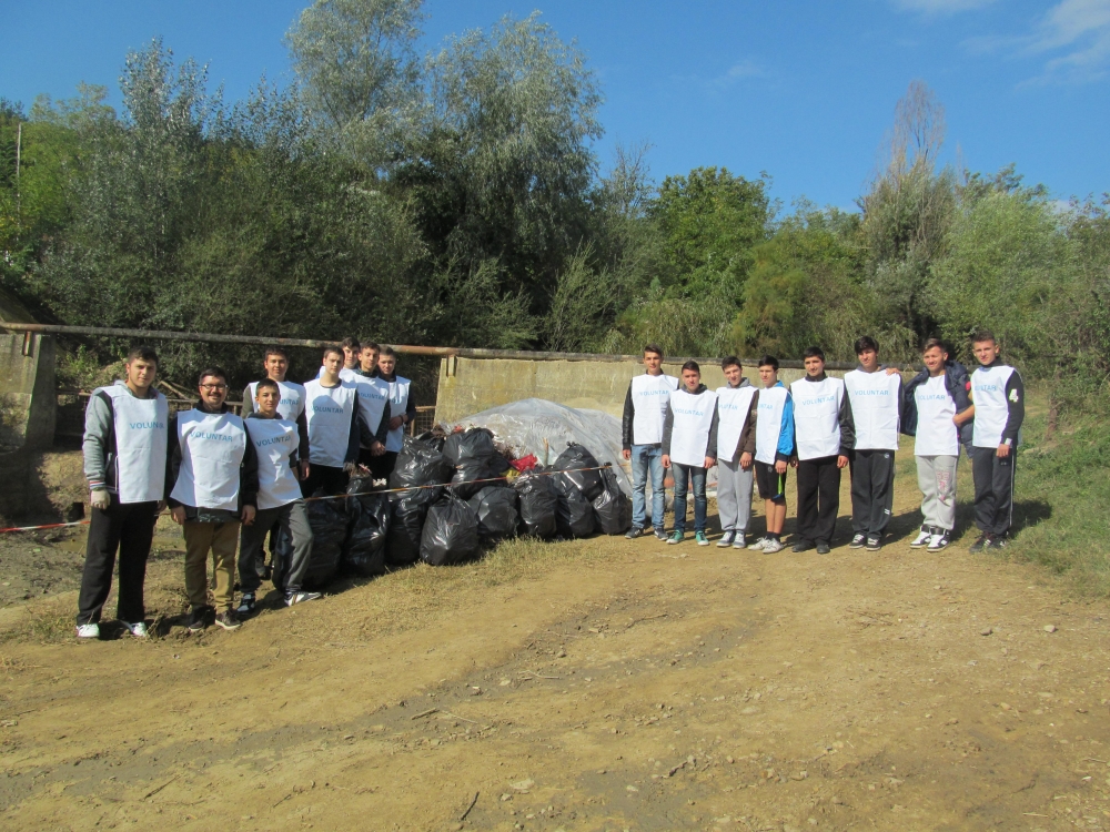 Seminariștii din Buzău au participat la campania „Let's Do It, Romania!”
