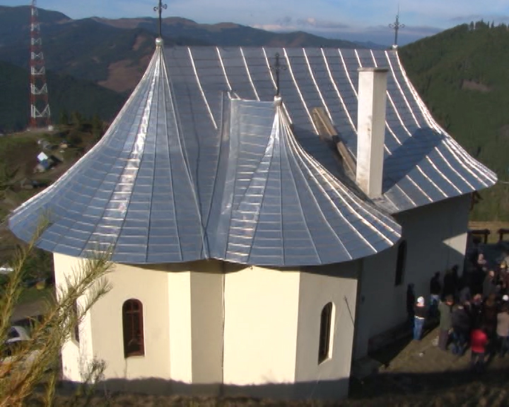 Liturghie arhierească la Schitul Botuş din judeţul Suceava Liturghie arhierească la Schitul Botuş din judeţul Suceava