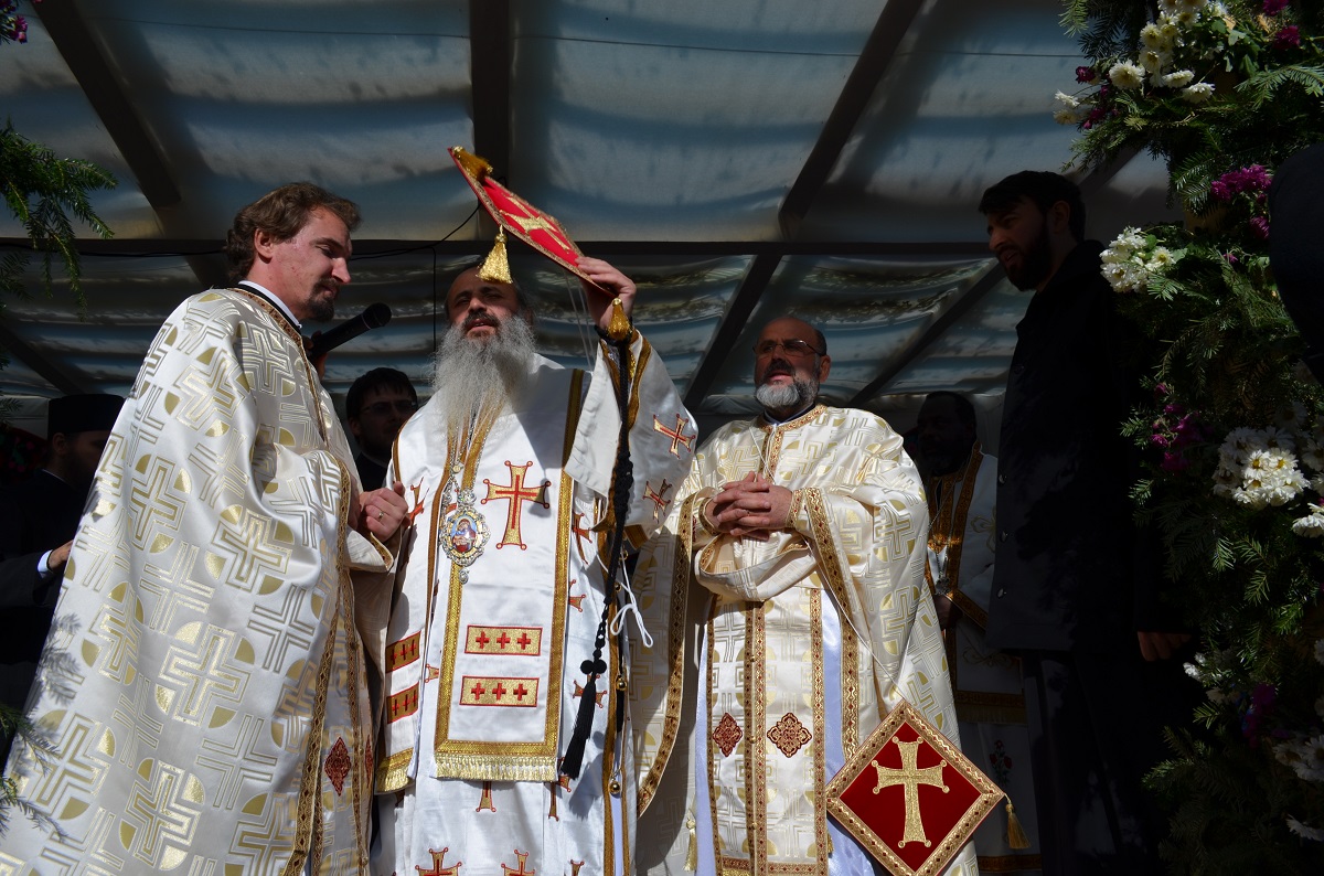 Biserica parohiei Bâtca Doamnei, sfinţită de doi ierarhi