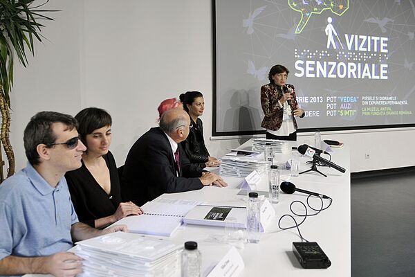 &quot;Vizite senzoriale - Senzory Visits&quot;, lansat la Muzeul Antipa