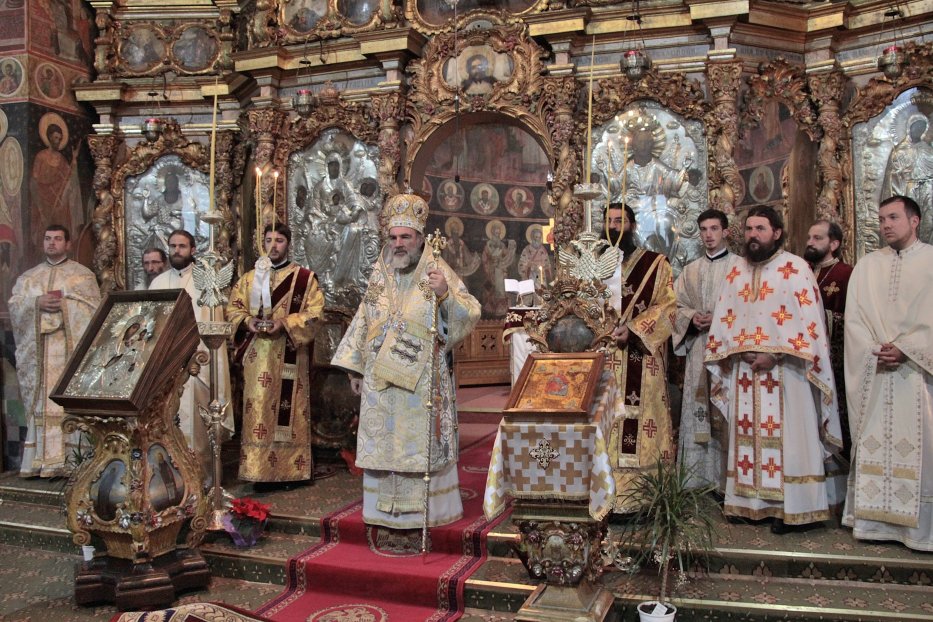 Slujbă arhierească la Catedrala arhiepiscopală din Roman