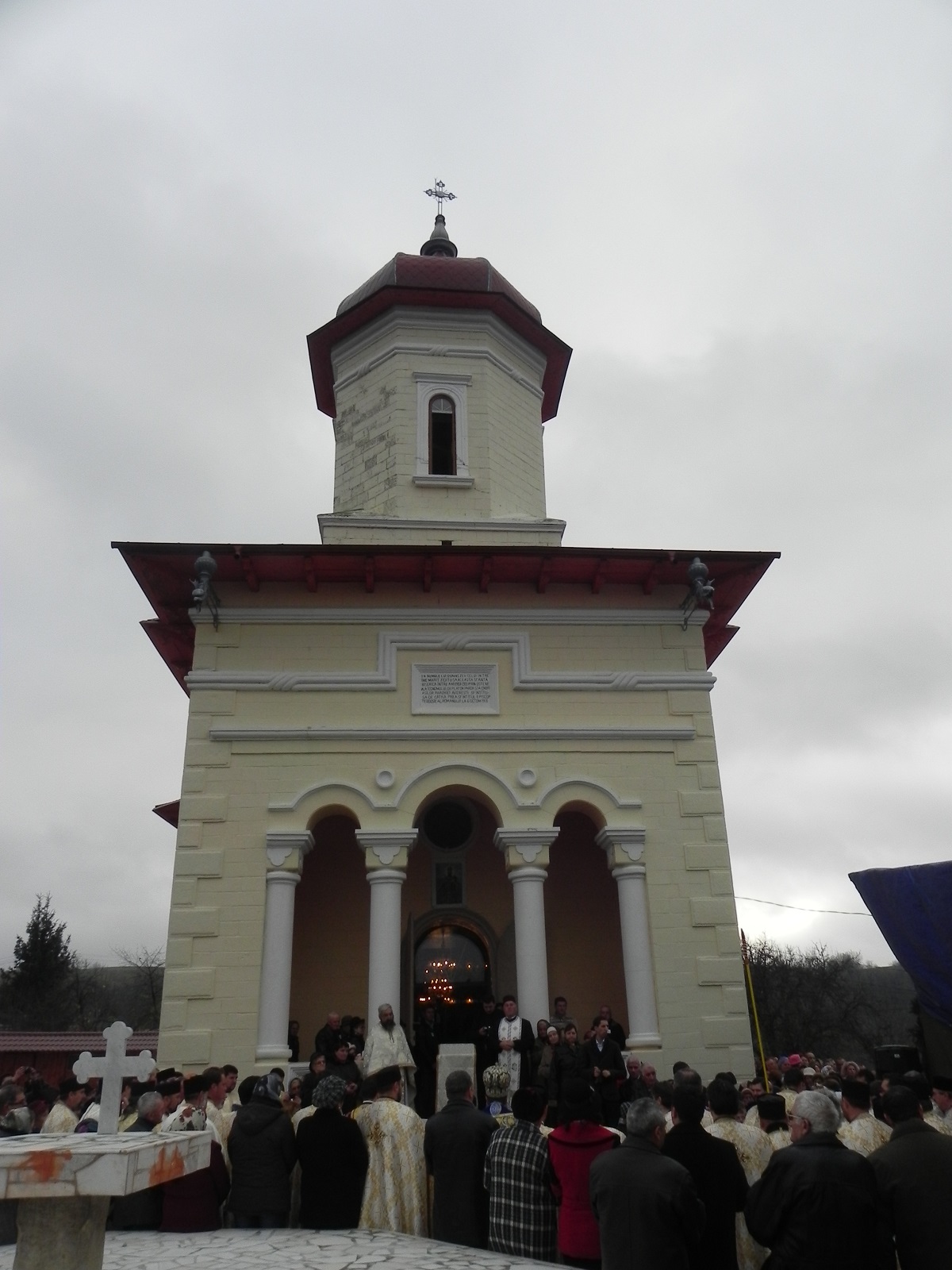 Biserica &quot;Sfântul Ioan Gură de Aur&quot; din Averești a fost resfinţită