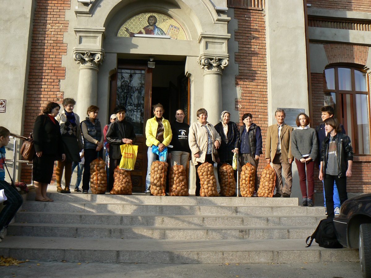 Elevii Colegiului Naţional din Iaşi, în sprijinul persoanelor nevoiaşe