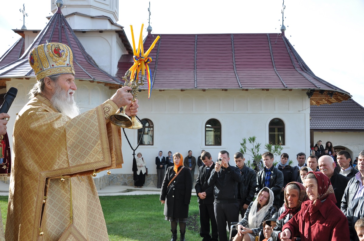 Foto: Constantin Ciofu Liturghie arhierească la Mănăstirea Secrieş-Moldoviţa