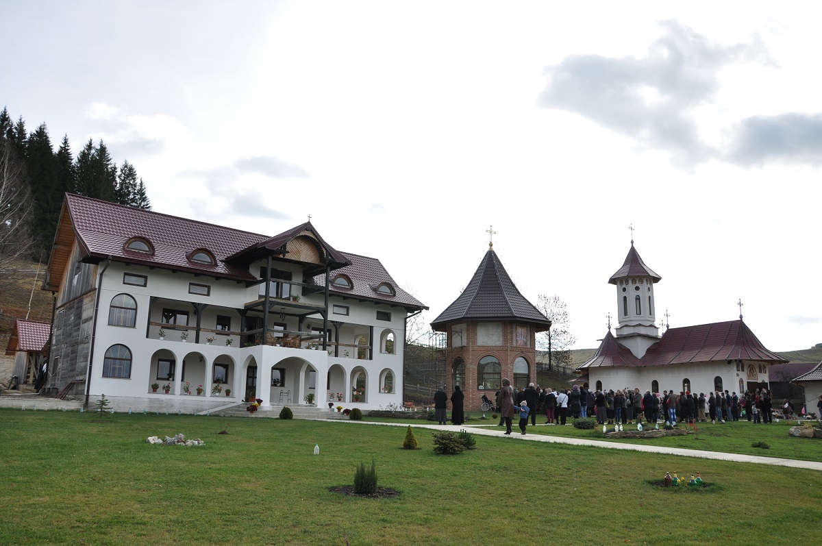 Liturghie arhierească la Mănăstirea Secrieş-Moldoviţa