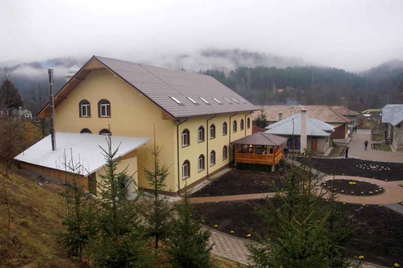 Doi ierarhi, la inaugurarea centrului medical de la Hârja