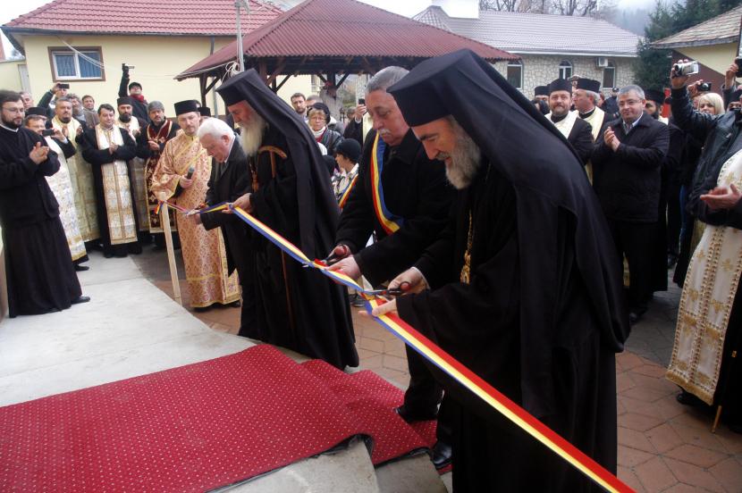 Doi ierarhi, la inaugurarea centrului medical de la Hârja