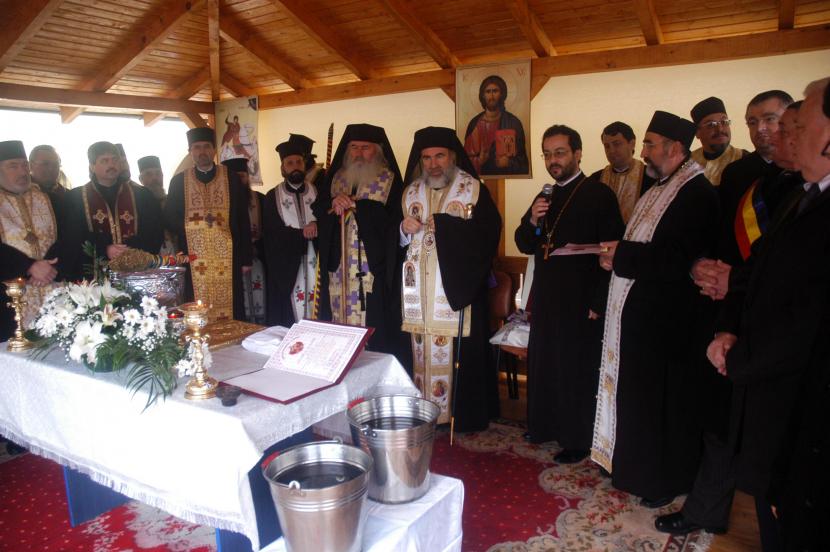 Doi ierarhi, la inaugurarea centrului medical de la Hârja