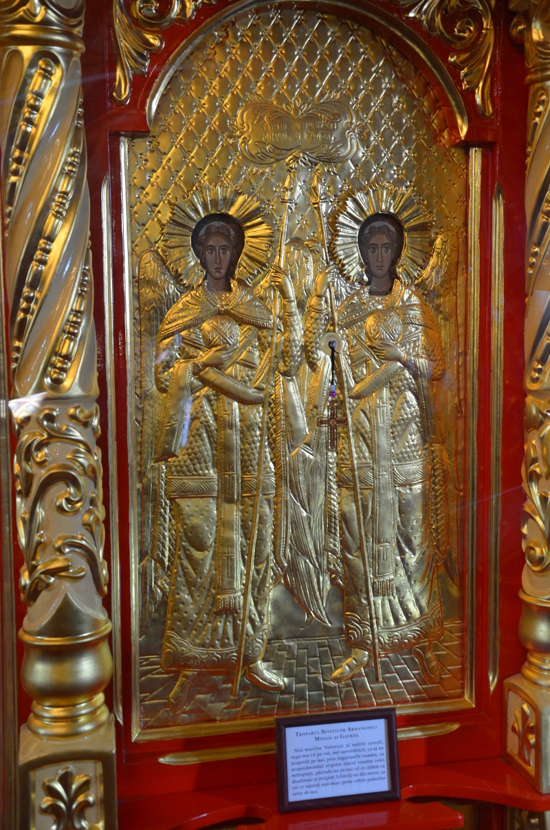 Icoana Sfinților Arhangheli Mihail și Gavriil de la Mănăstirea Petru Vodă IPS Mitropolit Teofan, prezent la hramul Mănăstirii Petru Vodă