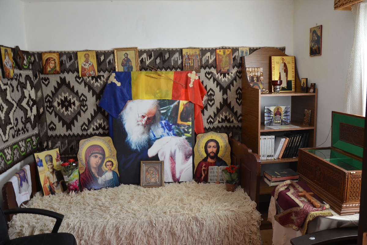 Chilia Părintelui Justin Pârvu IPS Mitropolit Teofan, prezent la hramul Mănăstirii Petru Vodă