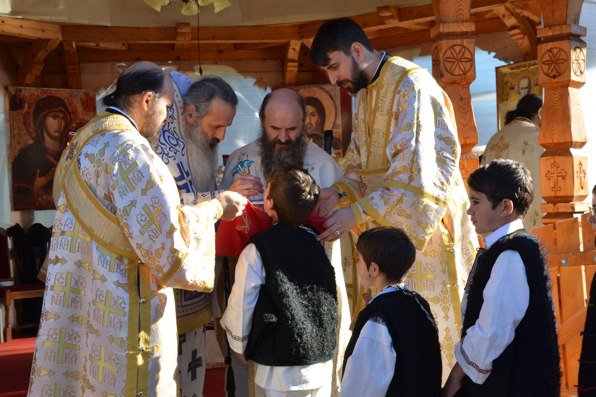 IPS Mitropolit Teofan și protos. Hariton Negrea, starețul Mănăstirii Petru Vodă, împărtășind credincioșii IPS Mitropolit Teofan, prezent la hramul Mănăstirii Petru Vodă