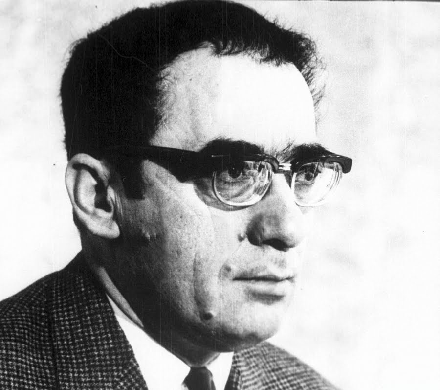 Cărți cu autografele unor scriitori români celebri, expuse la Muzeul de Istorie din Vâlcea