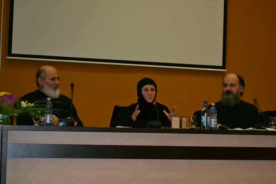 (Video) Dar ce-mi lipsește Doamne de sufăr atât? – Maica Siluana Vlad și pr. Constantin Sturzu