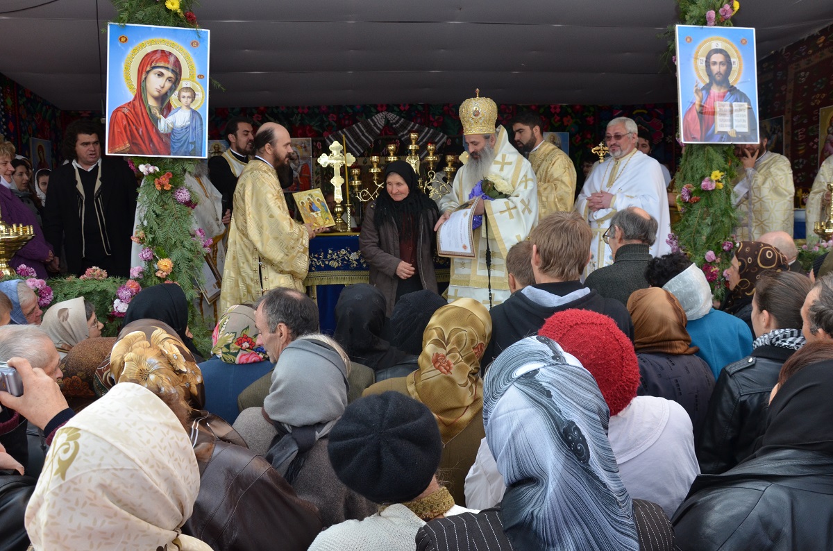 Sfântă Liturghie arhierească și sfințire de casă-praznicar, la parohia Ruseni 1