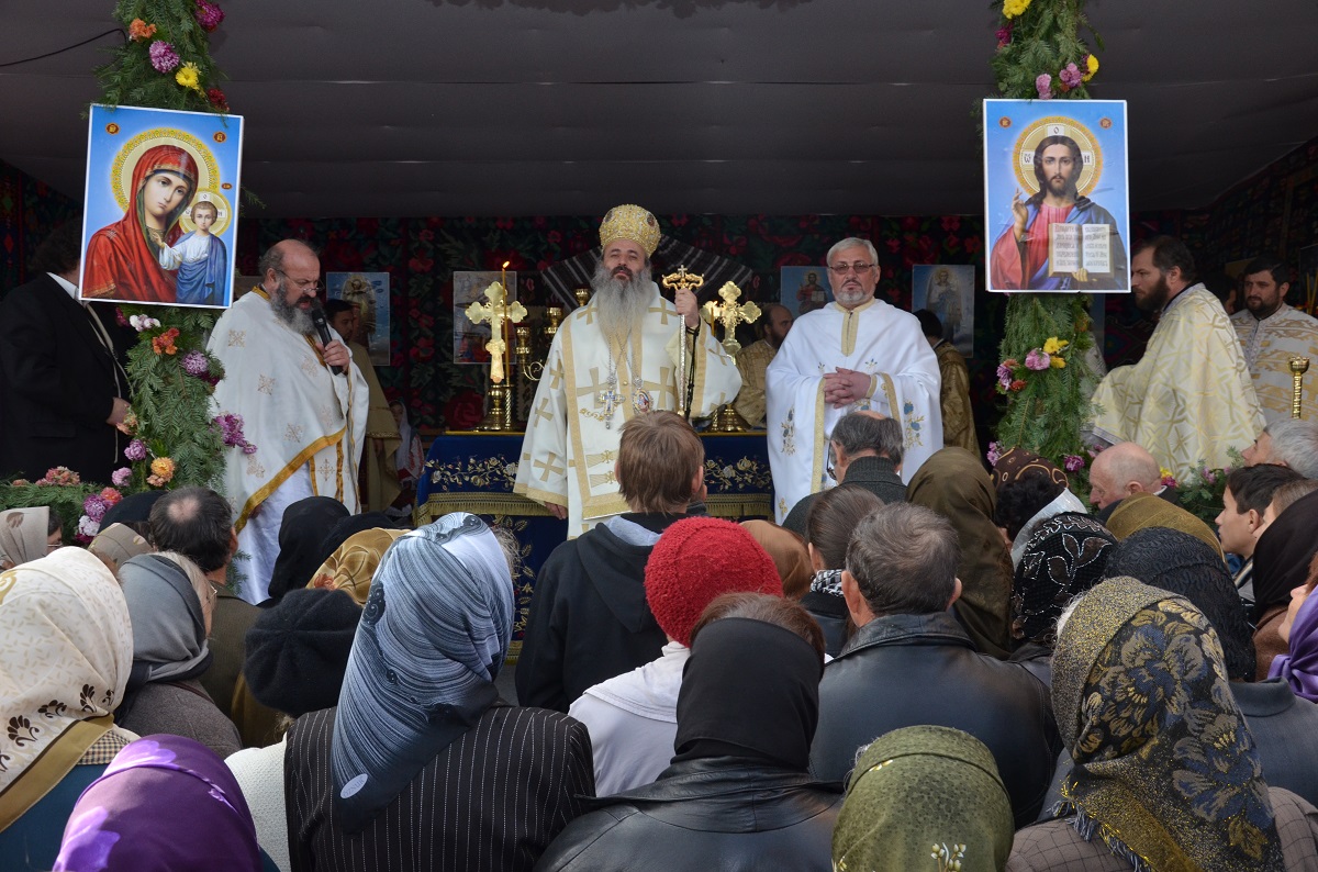 Sfântă Liturghie arhierească și sfințire de casă-praznicar, la parohia Ruseni 1
