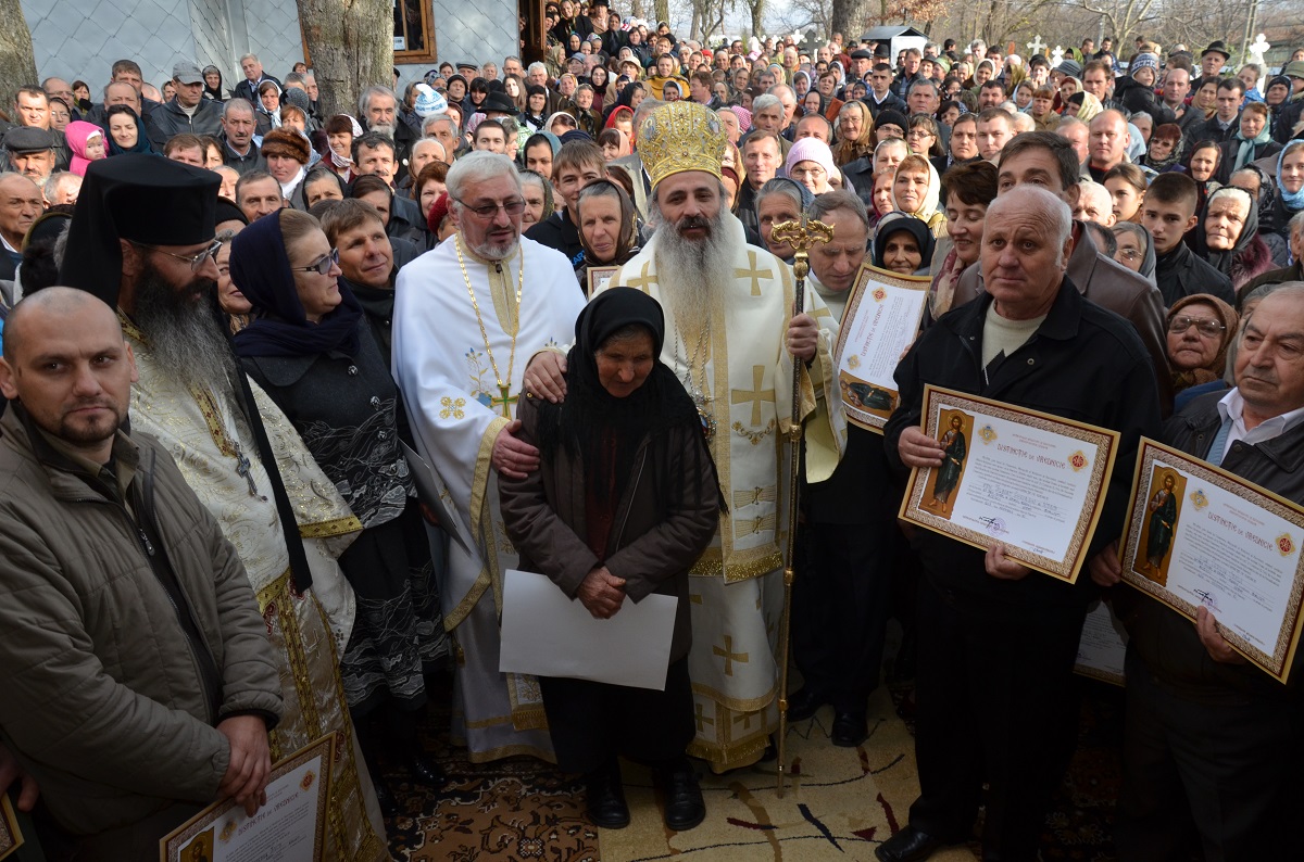 Sfântă Liturghie arhierească și sfințire de casă-praznicar, la parohia Ruseni 1