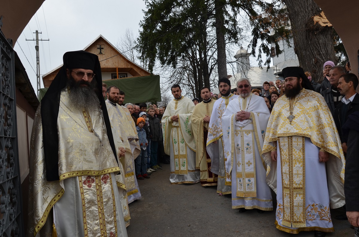 Sfântă Liturghie arhierească și sfințire de casă-praznicar, la parohia Ruseni 1