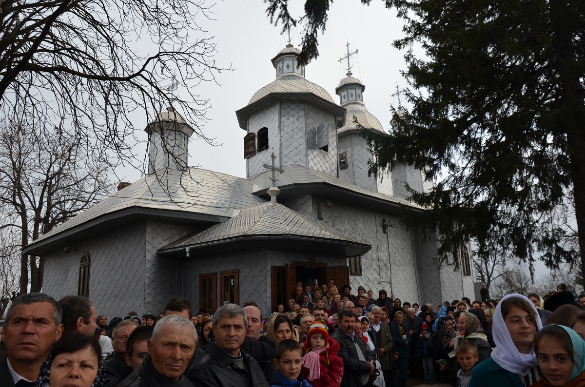 Sfântă Liturghie arhierească și sfințire de casă-praznicar, la parohia Ruseni 1