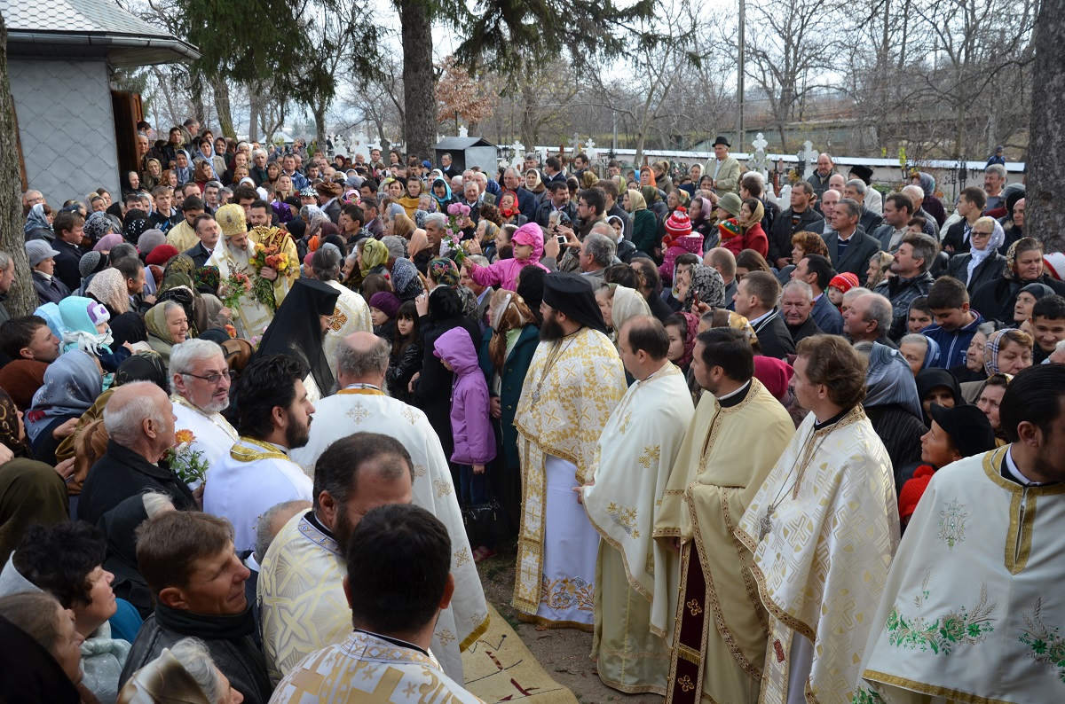 Sfântă Liturghie arhierească și sfințire de casă-praznicar, la parohia Ruseni 1