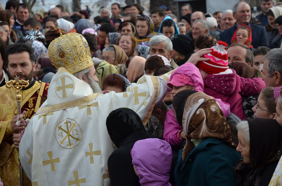 Sfântă Liturghie arhierească și sfințire de casă-praznicar, la parohia Ruseni 1