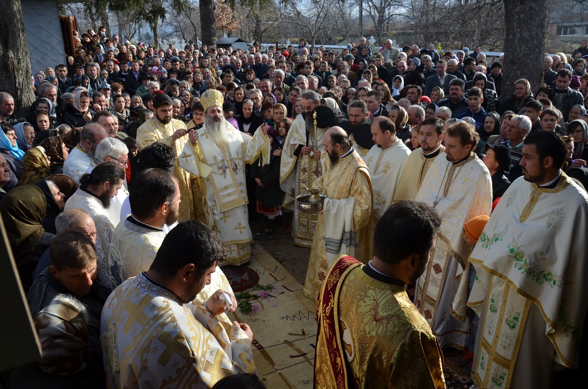 Sfântă Liturghie arhierească și sfințire de casă-praznicar, la parohia Ruseni 1