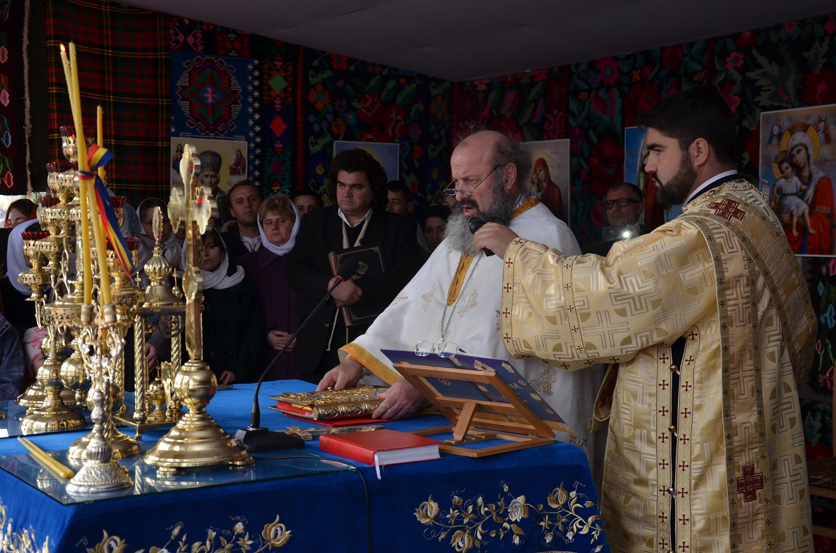 Sfântă Liturghie arhierească și sfințire de casă-praznicar, la parohia Ruseni 1