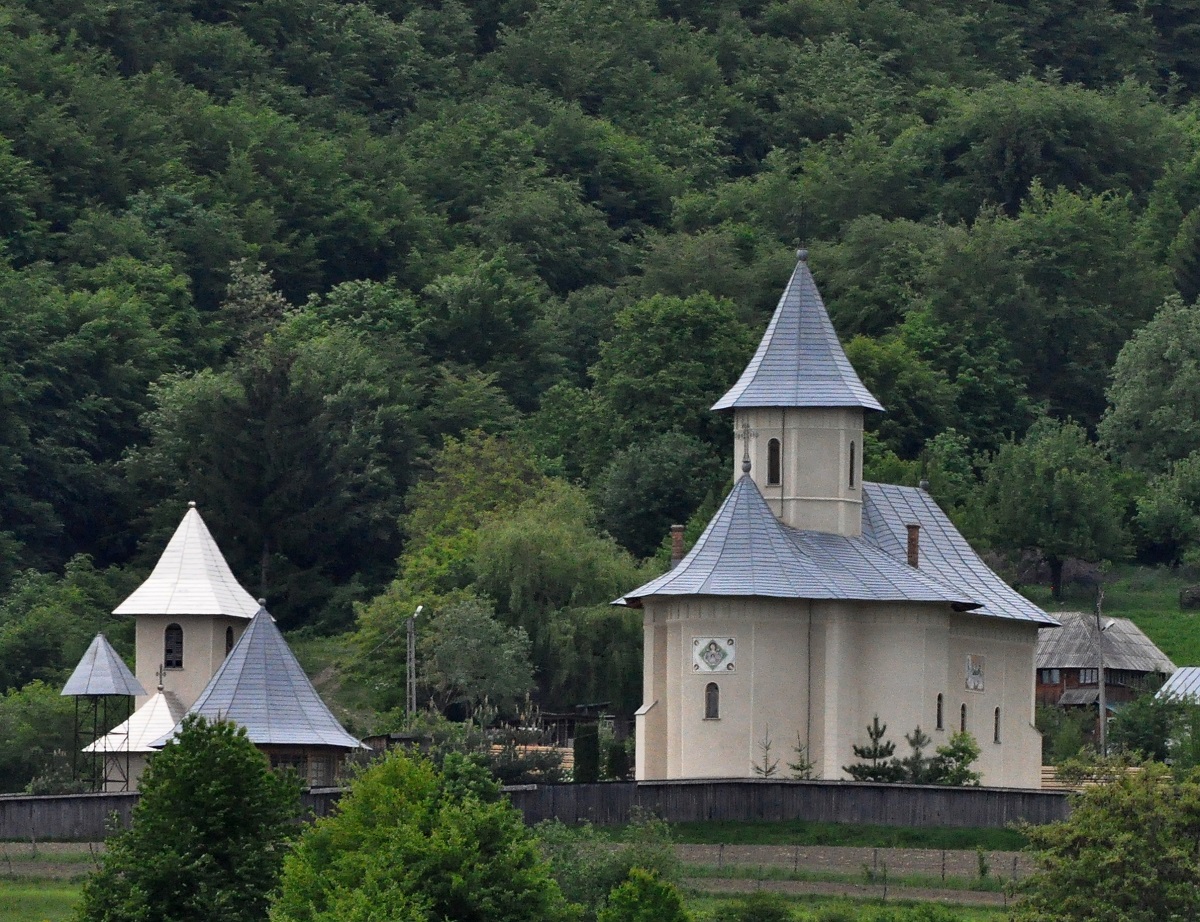 Sărbătoare la Mănăstirea Peştera din judeţul Neamţ