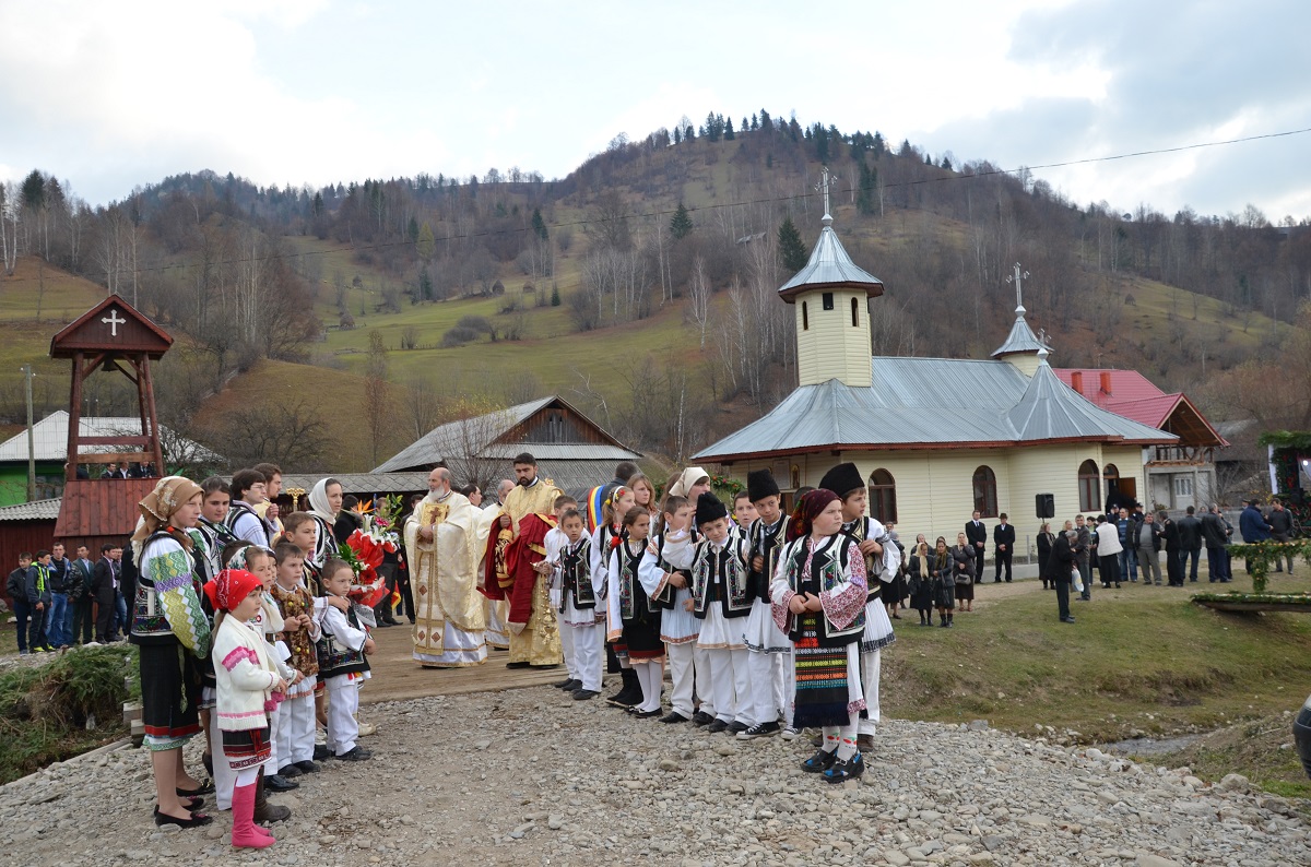 2 mitropoliți, la sfințirea bisericii din Toșorog