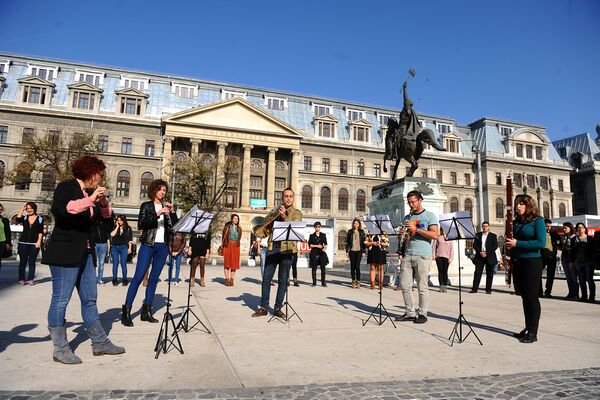 UNIFEST, deschis cu un flashmob în Piaţa Universităţii