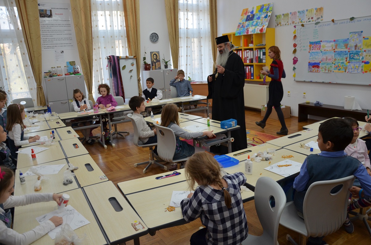 Grădiniţa „Buna Vestire“ şi Şcoala „Varlaam Mitropolitul“ au fost vizitate de doi ierarhi