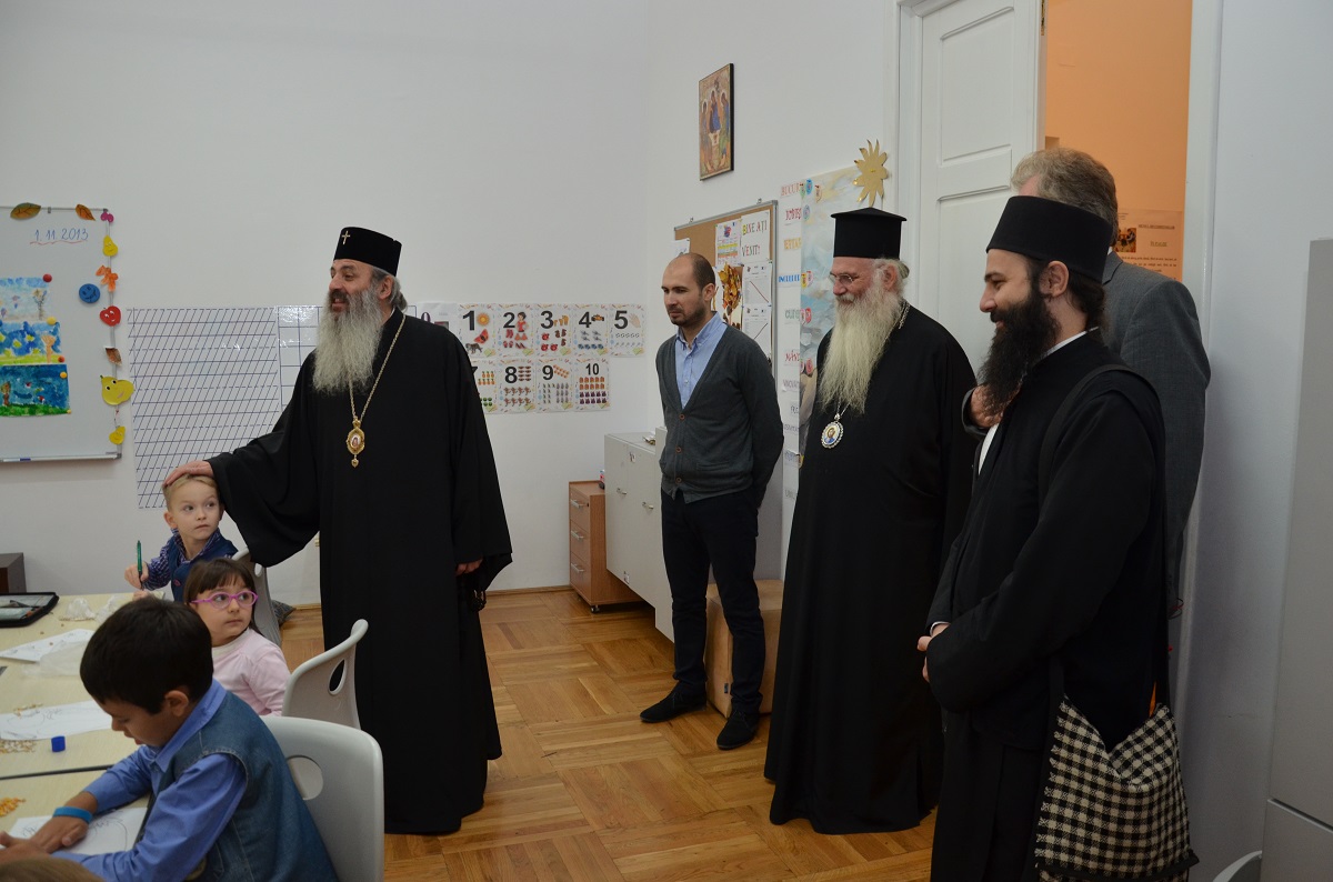 Grădiniţa „Buna Vestire“ şi Şcoala „Varlaam Mitropolitul“ au fost vizitate de doi ierarhi