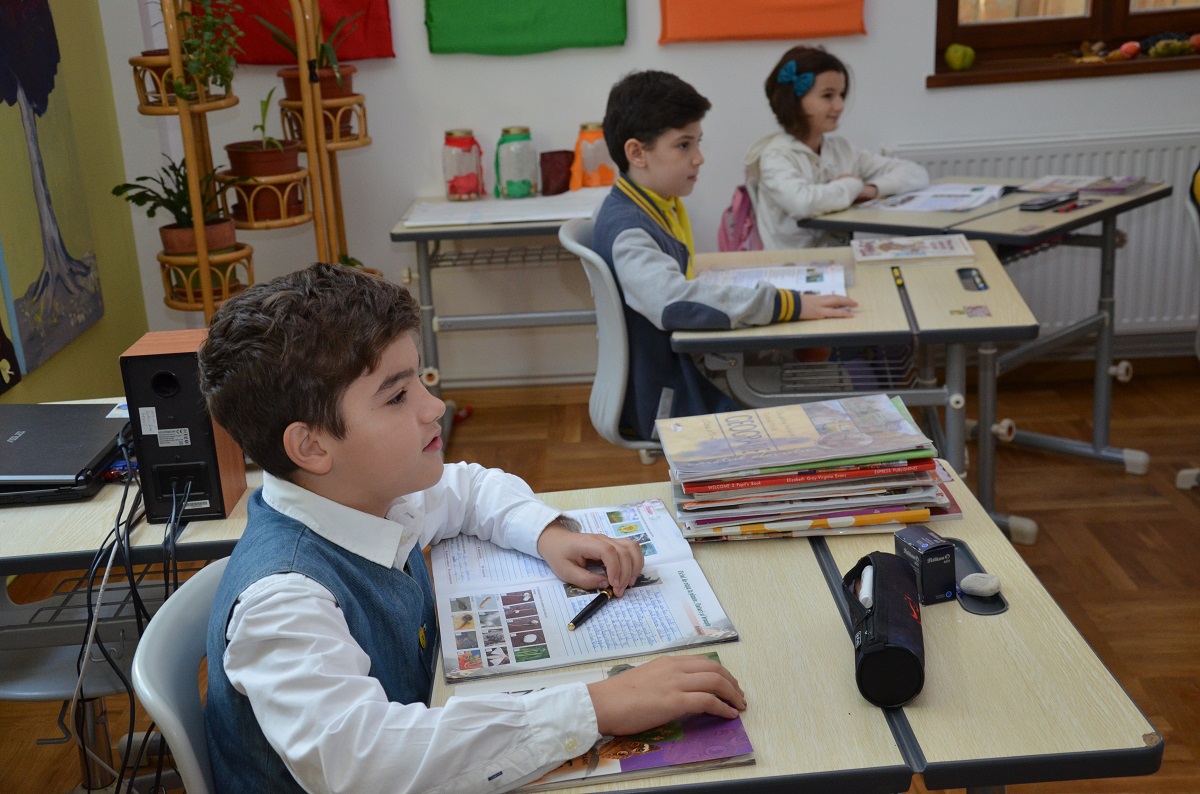 Grădiniţa „Buna Vestire“ şi Şcoala „Varlaam Mitropolitul“ au fost vizitate de doi ierarhi