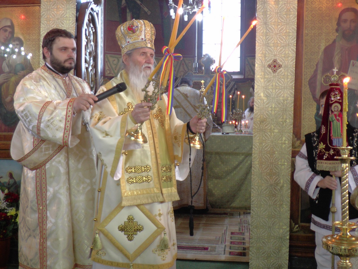 Liturghie arhierească în parohia Horodnic de Sus Liturghie arhierească în parohia Horodnic de Sus
