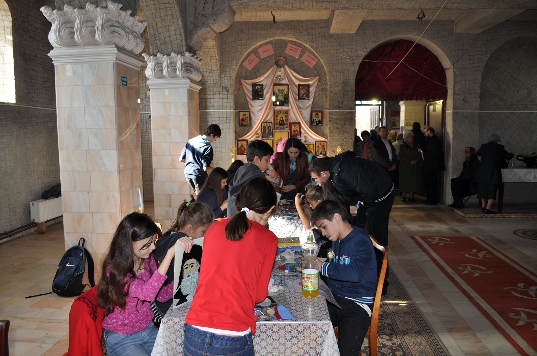 Micii pictori de la Biserica Sfântului Nectarie